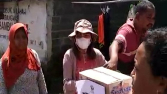 Enterpreneur Mona Queen salurkan bantuan untuk korban erupsi Gunung Semeru