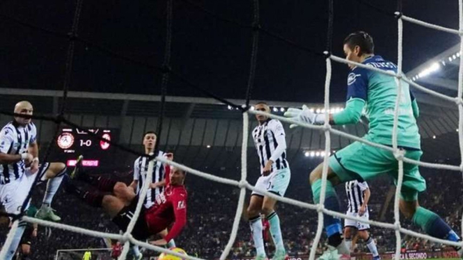 Pemain AC Milan, Zlatan Ibrahimovic saat melawan Udinese,
