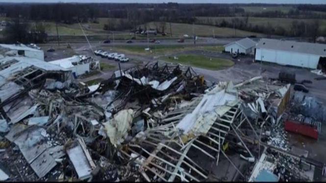 Terjangan tornado rusak rumah warga dan bangunan pabrik di Mayfield Arkansas
