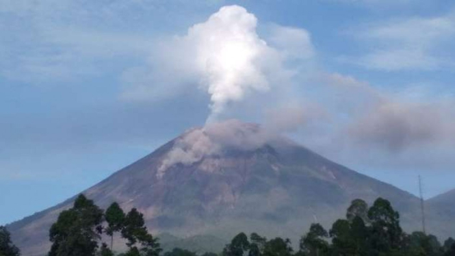 Aktivitas Gunung Semeru pada Minggu 12 Desember 2021 pagi. 