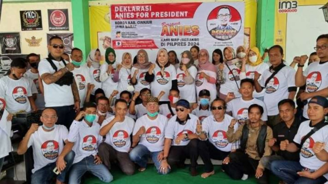 Puluhan orang mengatasnamakan komunitas Bersama Anies Kami Siap (Beraksi) deklarasi mendukung Anies Baswedan sebagai calon presiden dalam pemilu presiden tahun 2024 di Kabupaten Cianjur, Jawa Barat, Minggu, 12 Desember 2021.