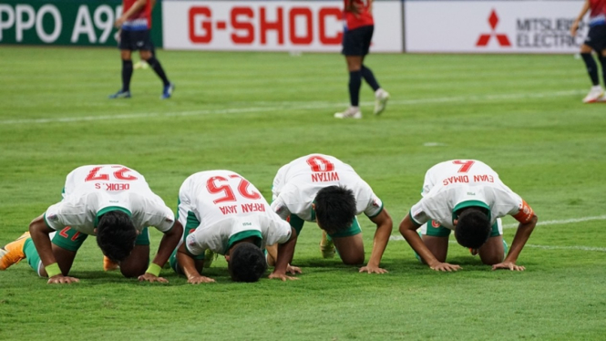 Pemain Timnas Indonesia merayakan gol ke gawang Laos