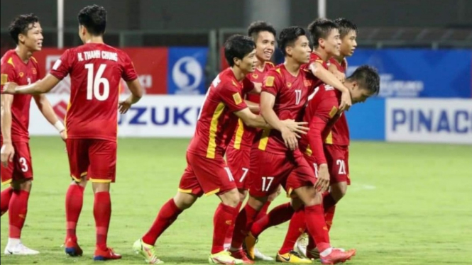 Para pemain Timnas Vietnam merayakan gol. 