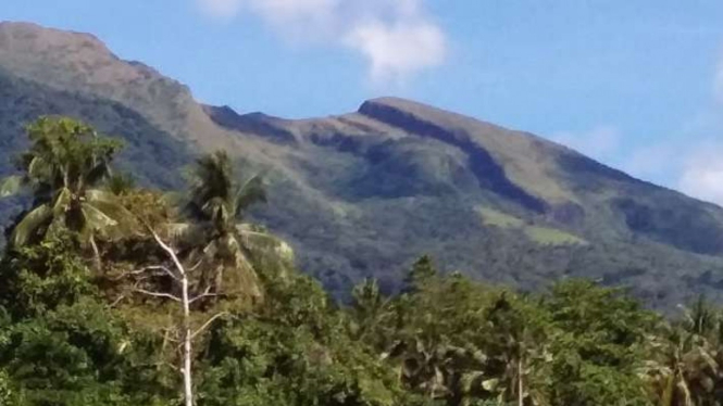 Dokumen - Gunung Awu di Kabupaten Sangihe, Sulawesi Utara, status kedaruratannya naik ke level dua.