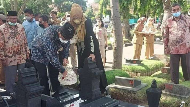 Gubernur DKI Jakarta Anies Baswedan saat berziarah di TPU Utan Kayu, Jaktim.