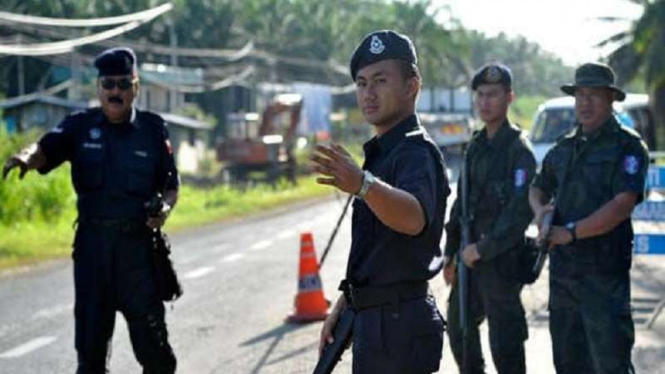 Polisi dan Tentara Malaysia berjaga di perbatasan negara