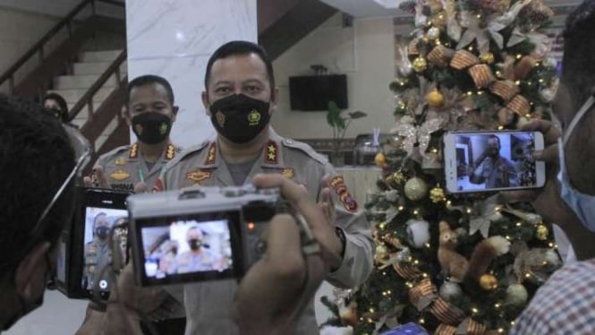 Kepala Kepolisian Daerah Nusa Tenggara Timur Irjen Pol Lotharia Latif saat memberikan keterangan kepada wartawan di Kupang, Senin, 13 Desember 2021.