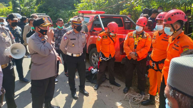 Tim SAR Gabungan saat melakukan pencarian dan evakuasi korban kecelakaan mobil.