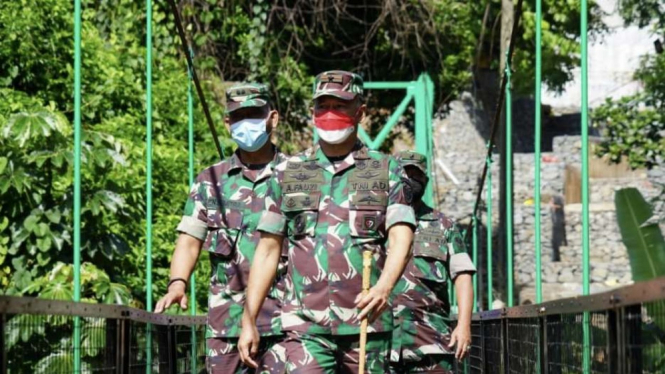 VIVA Militer: Danrem 061/SK tinjau jembatan gantung Rawayan di Bogor 