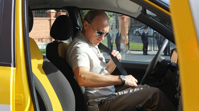 Vladimir Putin saat akan berkendara di Kota Lada, Getty Images via BBC Indonesia