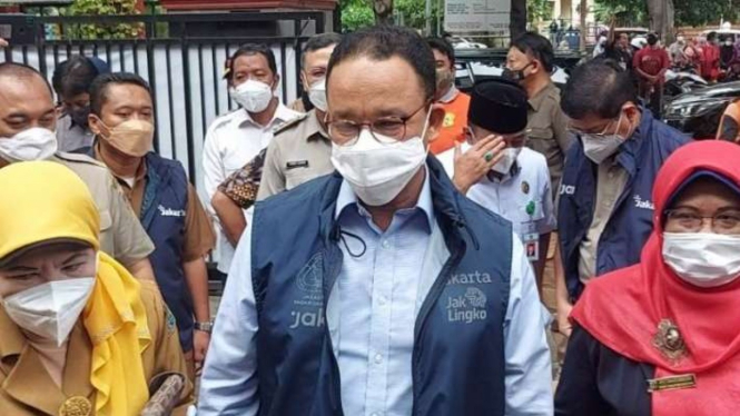 Gubernur DKI Jakarta Anies Baswedan meninjau vaksinasi untuk anak 6-11 tahun.