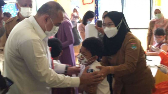 Anak-anak di Tangerang disuntik vaksin COVID-19.