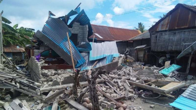 Rumah warga di Bonerate, Kepulauan Selayar, Sulsel, roboh akibat gempa NTT