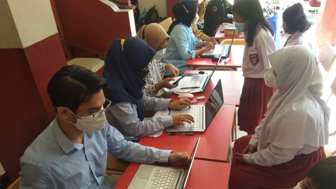 Siswa SDN Depok 01 sedang melakukan skrining untuk mendapatkan vaksin COVID-19.