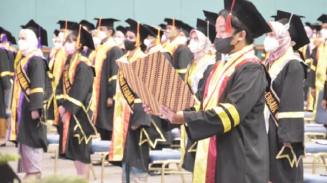 Imagen de estudiantes universitarios graduados.