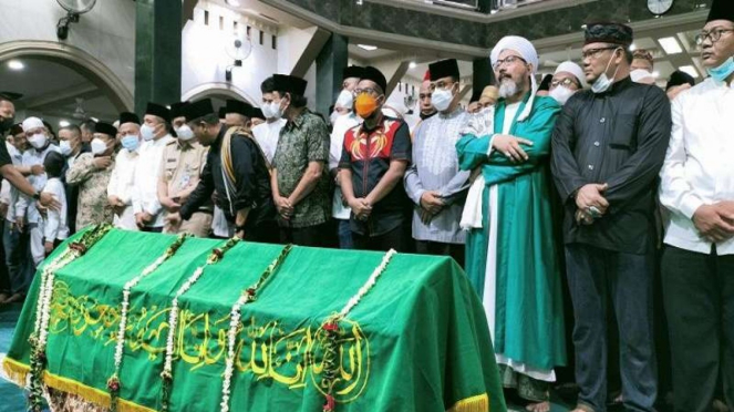 Gubernur DKI Jakarta Anies Baswedan mensalatkan jenazah jenazah Haji Lulung 