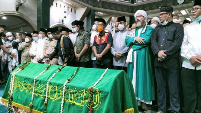 Gubernur DKI Jakarta Anies Baswedan mensalatkan jenazah  jenazah Haji Lulung 