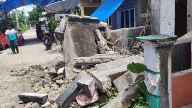 Kerusakan Usai Gempa Magnitudo 7,4 di Laut Flores