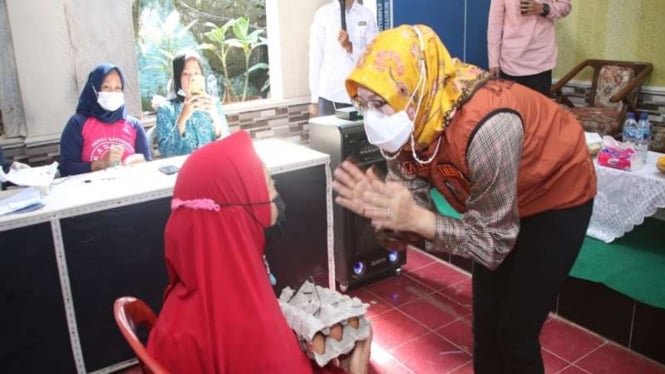 Vaksinasi untuk lansia di Purwakarta
