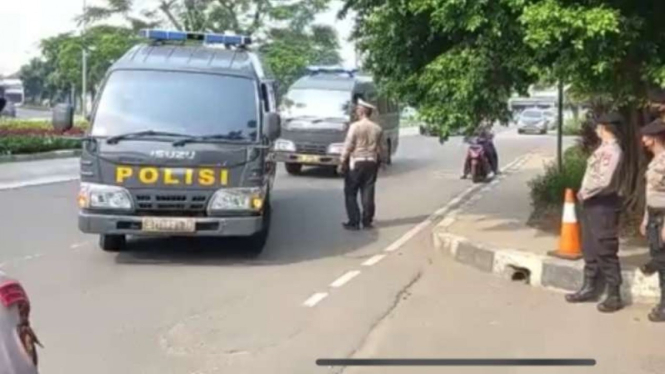 Polisi membawa Munarman ke Pengadilan Negeri Jakarta Timur.