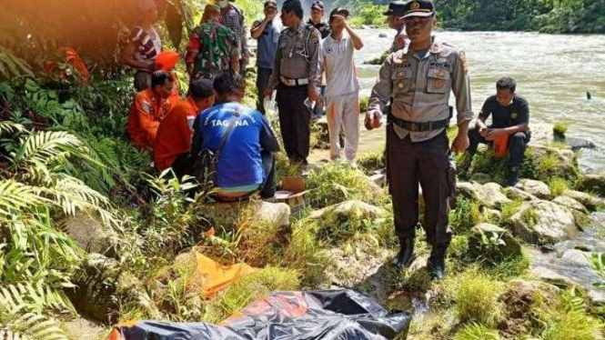 Polisi memperlihatkan satu jenazah korban kecelakaan minibus yang ditemukan di bawah air terjun Kedabuhan, Desa Jontor, Kecamatan Penanggalan, Kota Subulussalam, Aceh, Selasa, 14 Desember 2021.