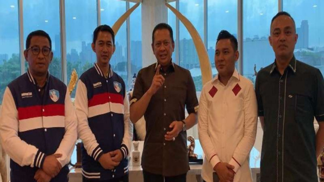 Ketua MPR RI Bambang Soesatyo (tengah)