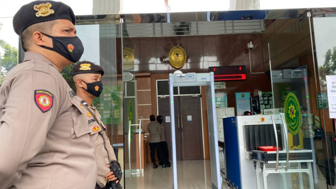 Aparat menjaga area luar ruang persidangan kasus Munarman di PN Jaktim.