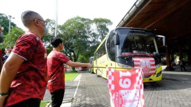 Wali Kota Surakarta Gibran Rakabuming Raka (kanan) melepas suporter Persis Solo