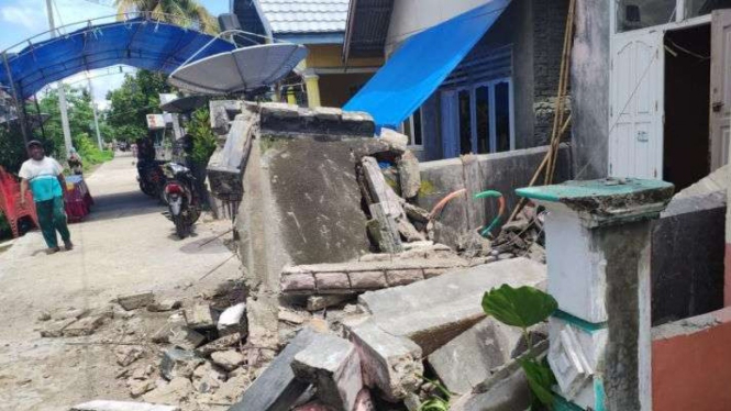 Gempa dengan magnitudo 7,4 yang terjadi di Laut Flores, Nusa Tenggara Timur, pada Selasa, 14 Desember 2021, menyebabkan kerusakan bangunan rumah dan fasilitas umum di Kabupaten Kepulauan Selayar, Sulawesi Selatan.