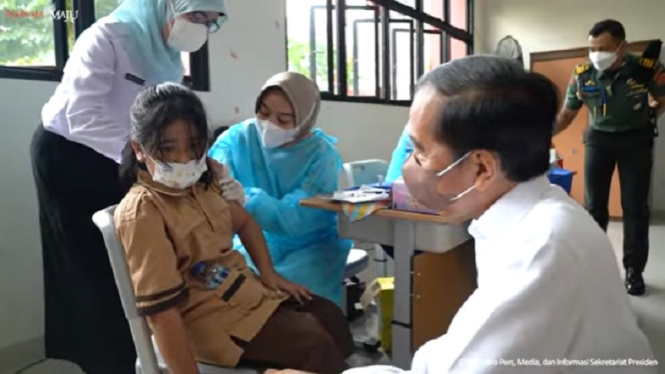 Presiden Jokowi meninjau langsung vaksinasi COVID-19 bagi anak usia 6-11 tahun