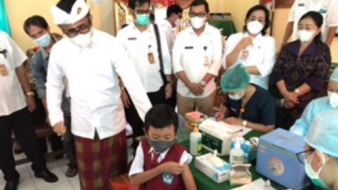  Wali Kota Denpasar, IGN Jaya Negara meninjau vaksinasi anak usia 6-11 tahun