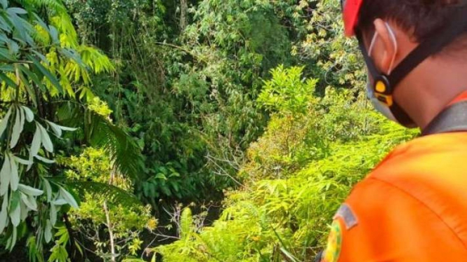 Tim SAR gabungan mengevakuasi jenazah korban kecelakaan minibus yang jatuh ke jurang di Kecamatan Sitellu Tali Urang Jahe, Kabupaten Pakpak Bharat, Sumatera Utara, pada Rabu, 15 Desember 2021.