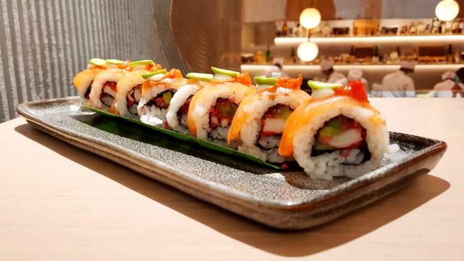Sajian sushi dengan topping petai
