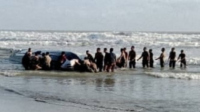 Otoritas maritim percaya beberapa yang tewas dalam kecelakaan itu adalah migran tidak berdokumen. (ReutersMalaysian Armed Forces, AFP)