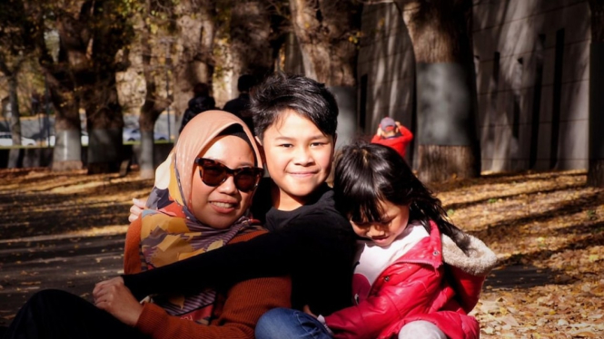 Erika Syarifuddin terpaksa membatalkan rencana berlibur ke Indonesia karena anak-anaknya belum divaksinasi.Â  (Koleksi pribadi, foto:Â Retno Enno Noordiwati)