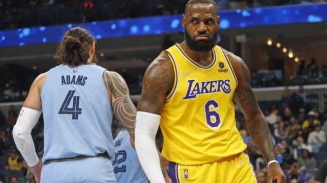 Pemain LA Lakers, LeBron James (kanan).