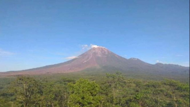 Gunung Semeru yang terpantau dari Pos Pengamatan Gunung Semeru di Gunung Sawur, Kabupaten Lumajang, Jawa Timur, Kamis, 16 Desember 2021.