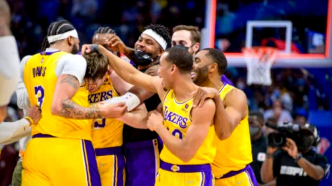 Pemain Los Angeler Lakers rayakan kemenangan