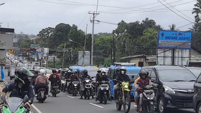 Kendaraan di Jalan Raya Puncak, Bogor, Jabar terpantau padat.