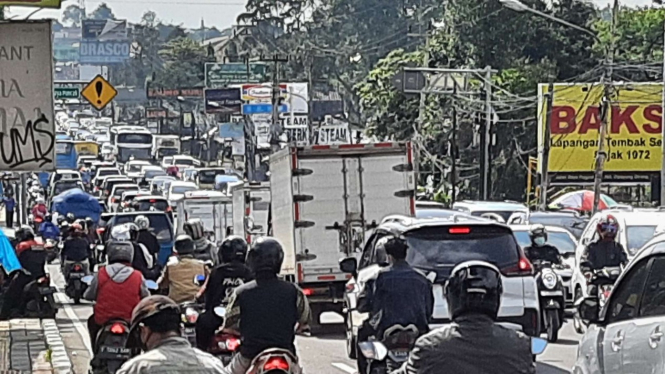 Kendaraan di Jalan Raya Puncak, Bogor, Jabar terpantau padat.
