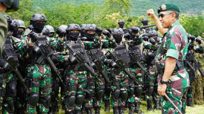 VIVA Militer: Panglima Divif 2 Kostrad tutup Lattap Raider Yonif MR 413 Bremoro 