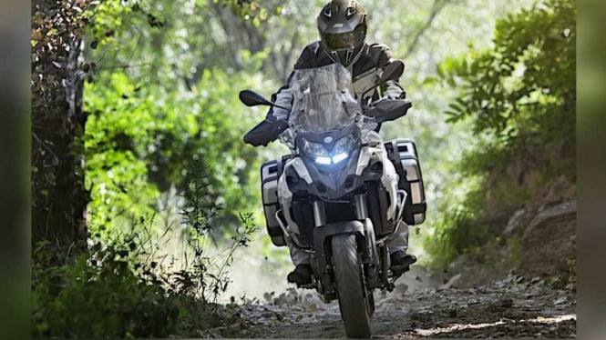 Kegiatan off road memakai motor di hutan