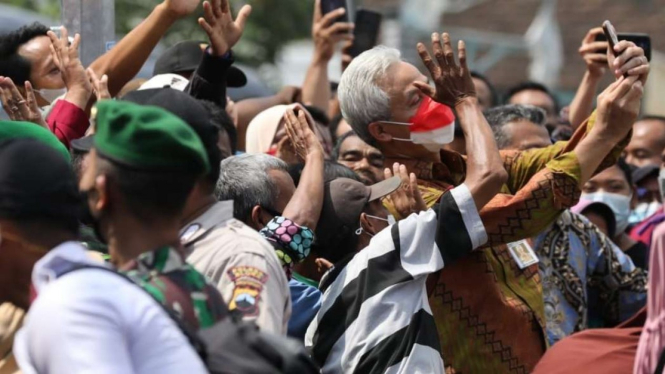 Gubernur Jawa Tengah Ganjar Pranowo dikerumuni warga Blora.