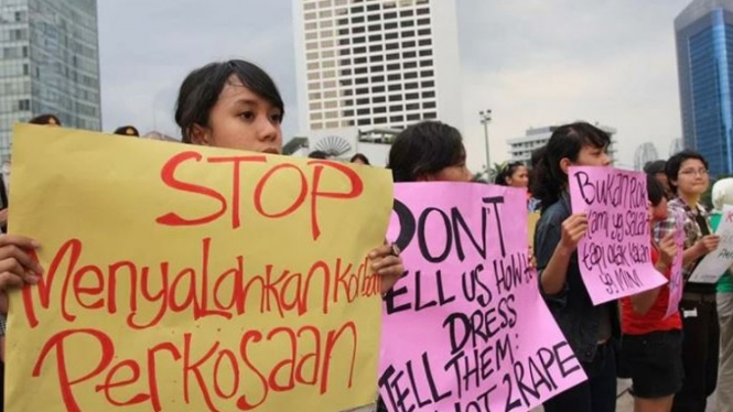 Sejumlah aktivis dari Aliansi Perempuan Menolak Pemerkosaan melakukan unjukrasa di Bundaran HI (18/09). (Supplied: ANTARA/Reno Esnir/ed/NZ/pri.)