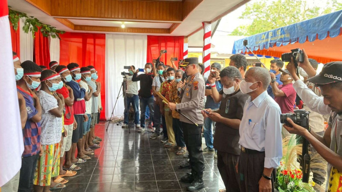 Puluhan anggota KKB menyerahkan diri ke NKRI.