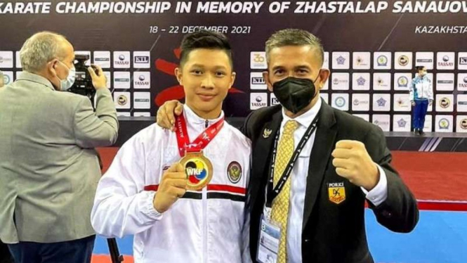 Muhammad Akio Zaiko (kiri) sabet emas di kejuaraan karate Asia 2021