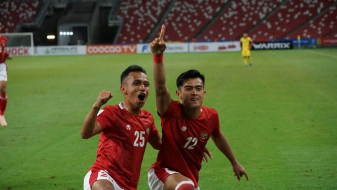 Pratama Arhan (kanan) merayakan gol Timnas Indonesia ke gawang Malaysia di Piala AFF 2020