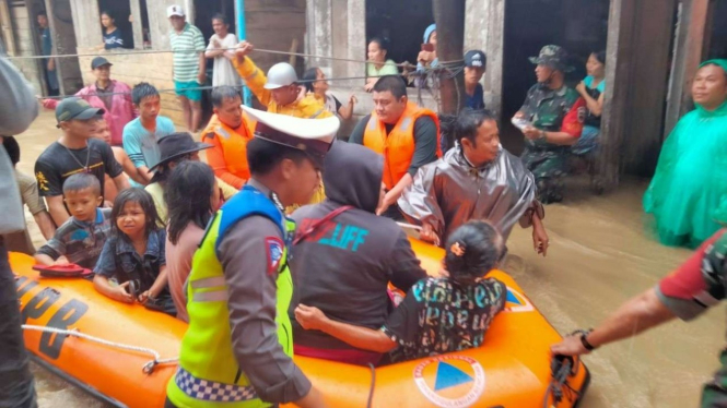 Banjir melanda Kabupaten Mandailing Natal, Sumatera Utara.