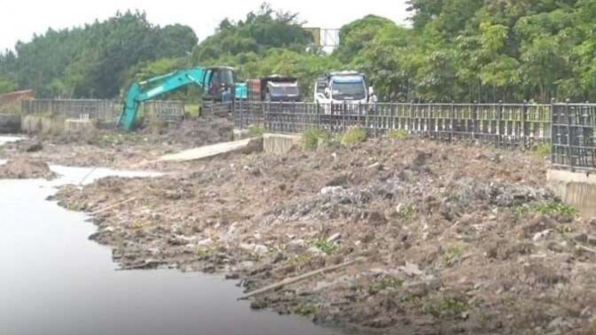 Pengerukan sedimentasi dan sampah di sungai Kota Semarang.