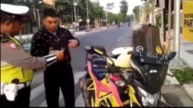 Viral Polisi Tilang Motor Pengawal Ambulans, Netizen: Polisi Mau Ngawal?